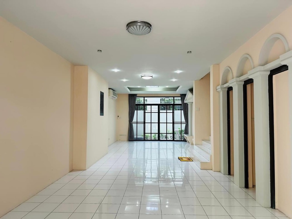 For RentTownhomeSukhumvit, Asoke, Thonglor : Large 3-storey house for rent, pets allowed🐾 at Chicha Castle, 3 bedrooms, fully furnished, area 400+ sq m. 🚇 Near BTS Asoke, MRT Phetchaburi, ready to move in