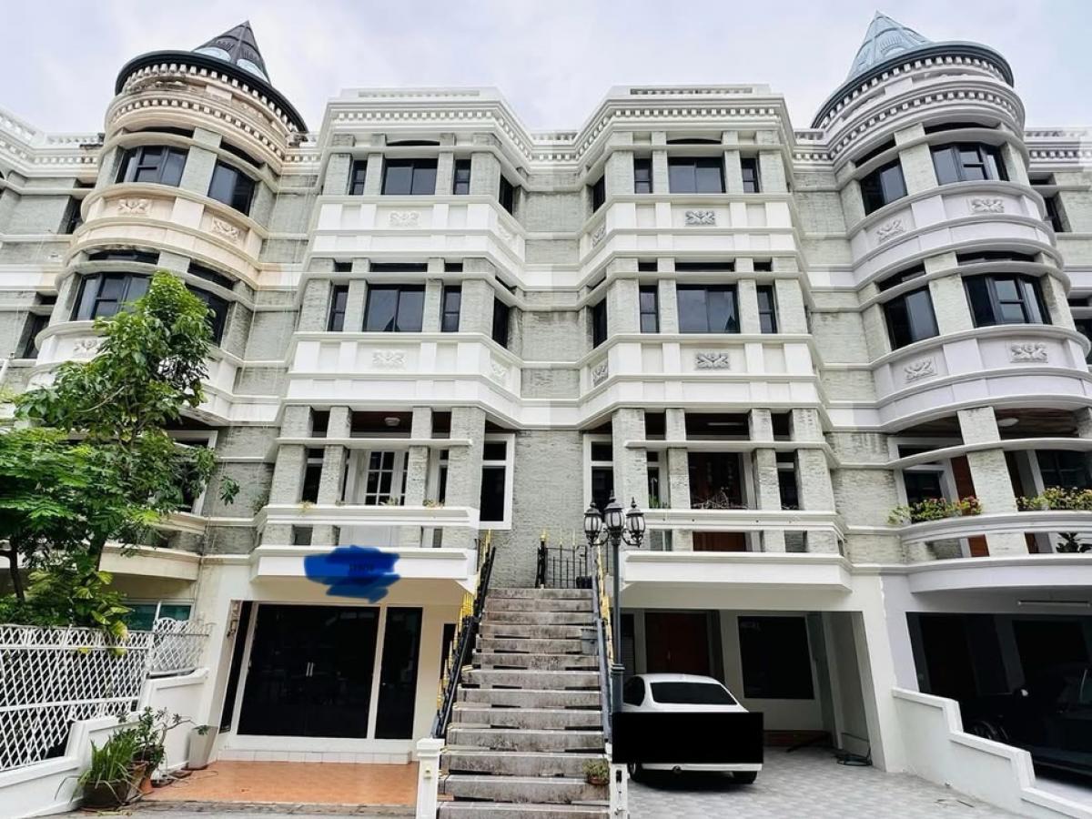 For RentTownhomeSukhumvit, Asoke, Thonglor : Large 3-storey house for rent, pets allowed🐾 at Chicha Castle, 3 bedrooms, fully furnished, area 400+ sq m. 🚇 Near BTS Asoke, MRT Phetchaburi, ready to move in