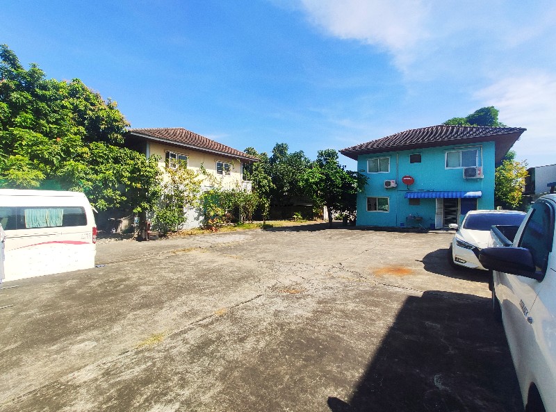 For SaleLandNawamin, Ramindra : Land for sale 1 rai with 2 detached houses, 2 floors, total 7 bedrooms, Soi Hathairat 11, Min Buri, Bangkok.
