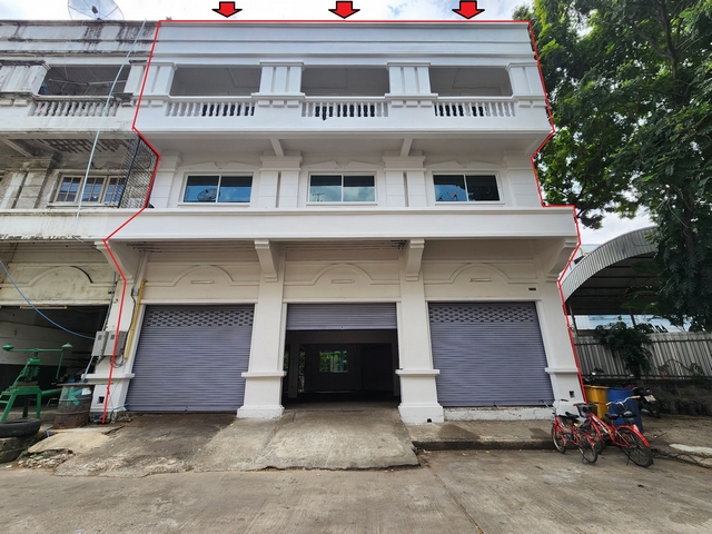 For SaleShop HouseMahachai Samut Sakhon : Commercial building for sale, behind the corner, 3.5 floors, newly renovated, near Ekachai Road, only 100 meters, next to Suksanaree School Suitable for making a factory, home office, near the community