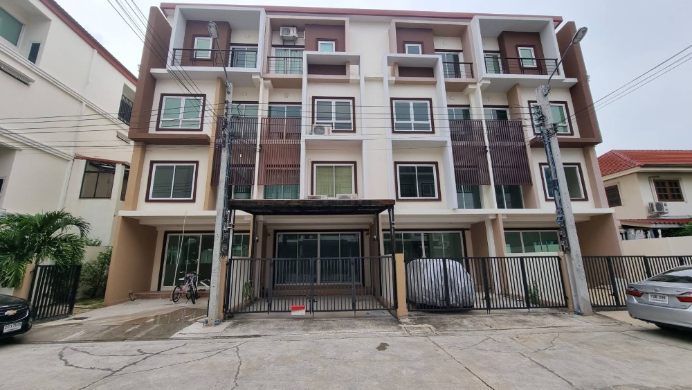 ขายทาวน์โฮมลาดกระบัง สุวรรณภูมิ : ขาย ทาวน์โฮม 3 ชั้น ปรัชญา บิซโฮม อนนุช - สุวรรณภูมิ ตบแต่งสวยครบ พร้อมอยู่