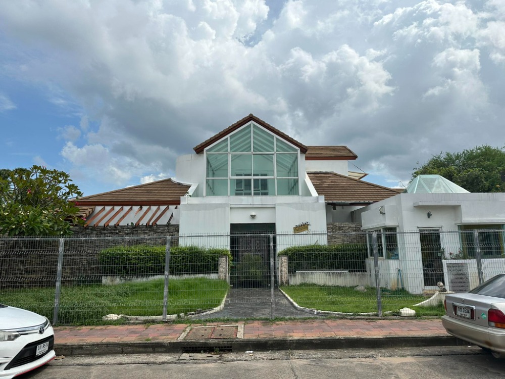 For SaleHouseUbon Ratchathani : [Price reduced by 2 million baht!] Beautiful house, prime location in Ubon Ratchathani Province, on Suriyat Road, near Sapphasit Hospital, Wat Chaeng, gas station, Wat Pa Yai, special price, owner sells himself, price negotiable, brokers welcome.