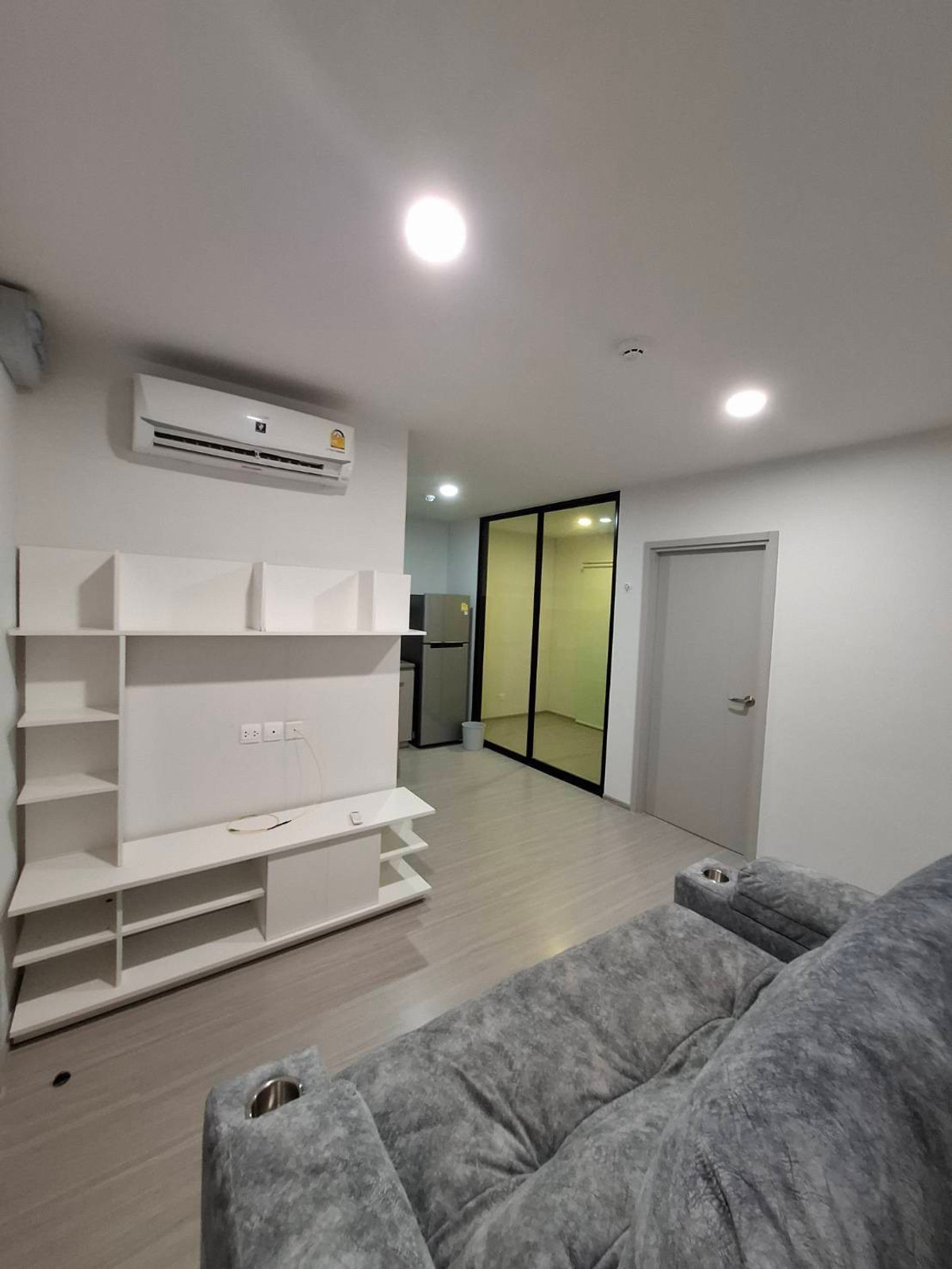 ให้เช่าคอนโดพระราม 9 เพชรบุรีตัดใหม่ RCA : Aspire อโศก - รัชดา: 35 Sqm ตึก B ชั้น 8  มีระเบียงสวนด้านหน้า  มีโซนห้องนอน ห้องน้ำ ห้องครัวไกลจากห้องทิ้งขยะ★ซอย ข้างสถานฑูตจีน★สมาร์ททีวี  2 เครื่อง