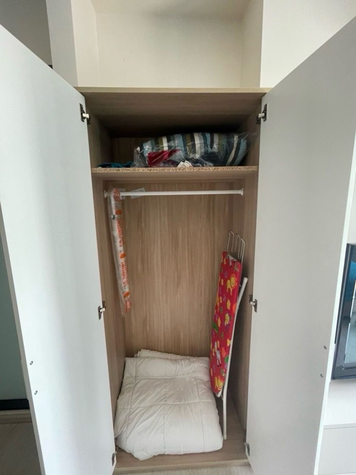 For RentCondoRama9, Petchburi, RCA : RHYTHM Asoke : Studio type, 25th floor. Full Furniture and electrical appliances. East Wing, Good View Rama 9 Intersection. Close MRT Rama 9, Fortune Town, Airport Link Makkasan, Walking distance to Jodd's Fair Night Market.