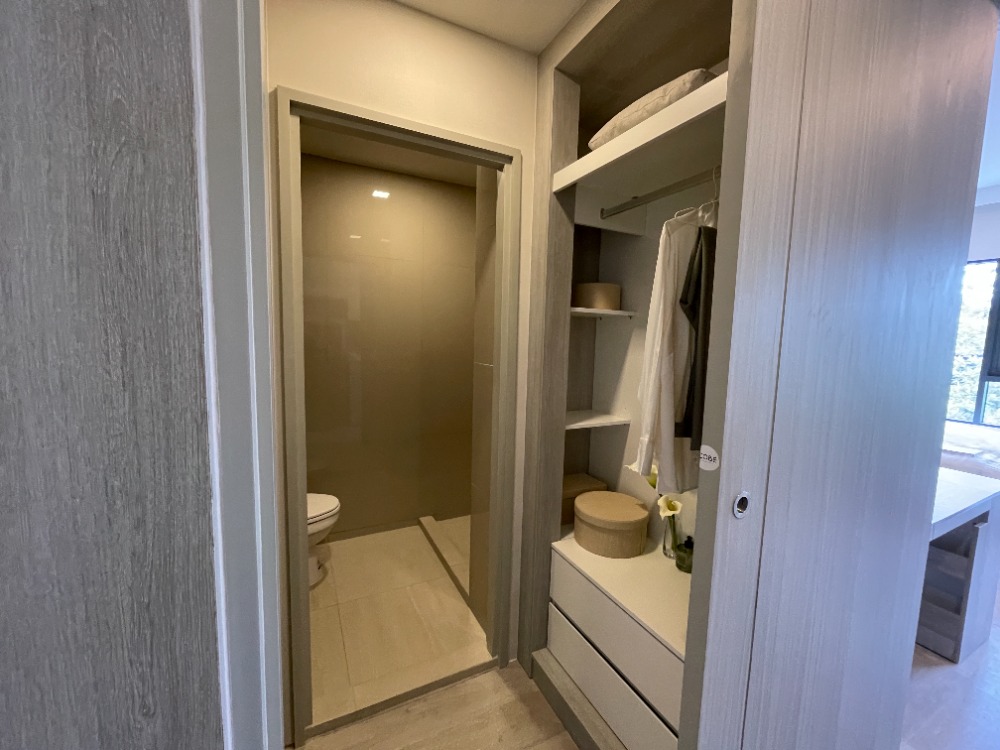 For SaleCondoRama9, Petchburi, RCA : Condo for sale, Cobb Ratchada-Rama 9, 4th floor, usable area 24.50 sq m, studio room, 1 bedroom, 1 bathroom, new lifestyle condo, fully furnished room, located in the heart of the business district. Ratchada-Rama 9 area on Thiam Ruam Mit Road, near MRT Cu