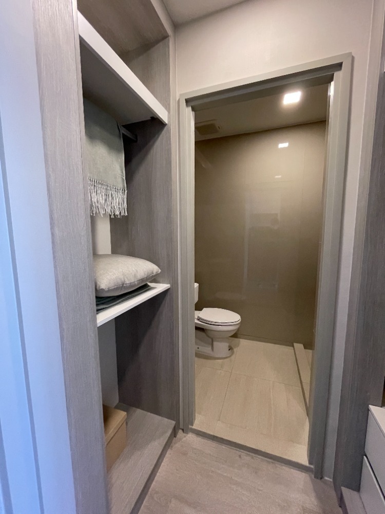 For SaleCondoRama9, Petchburi, RCA : Condo for sale, Cobb Ratchada-Rama 9, 4th floor, usable area 24.50 sq m, studio room, 1 bedroom, 1 bathroom, new lifestyle condo, fully furnished room, located in the heart of the business district. Ratchada-Rama 9 area on Thiam Ruam Mit Road, near MRT Cu