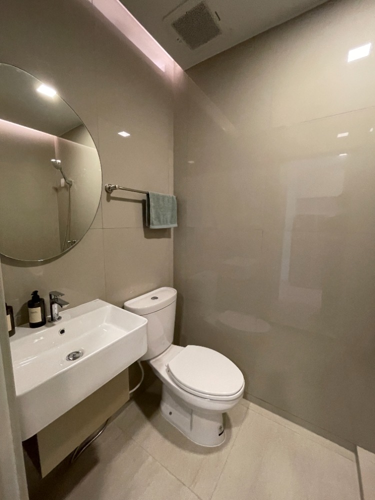 For SaleCondoRama9, Petchburi, RCA : Condo for sale, Cobb Ratchada-Rama 9, 4th floor, usable area 24.50 sq m, studio room, 1 bedroom, 1 bathroom, new lifestyle condo, fully furnished room, located in the heart of the business district. Ratchada-Rama 9 area on Thiam Ruam Mit Road, near MRT Cu