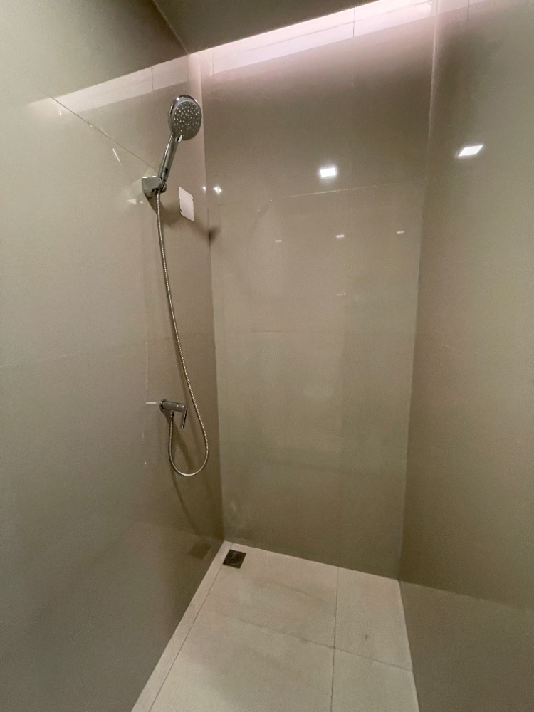 For SaleCondoRama9, Petchburi, RCA : Condo for sale, Cobb Ratchada-Rama 9, 4th floor, usable area 24.50 sq m, studio room, 1 bedroom, 1 bathroom, new lifestyle condo, fully furnished room, located in the heart of the business district. Ratchada-Rama 9 area on Thiam Ruam Mit Road, near MRT Cu