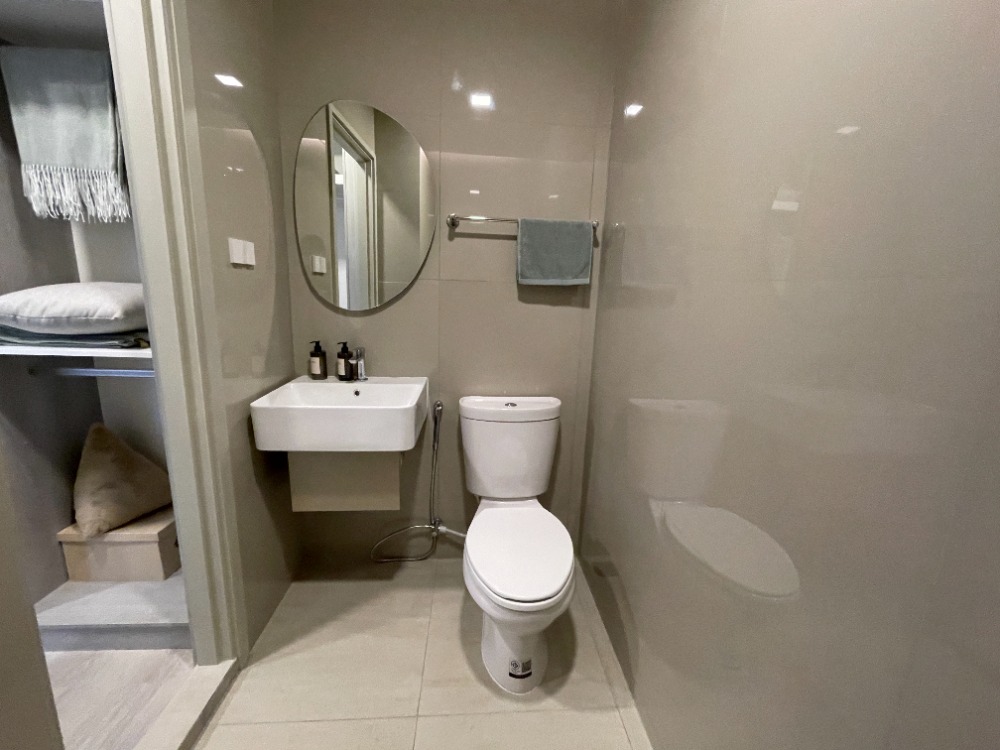 For SaleCondoRama9, Petchburi, RCA : Condo for sale, Cobb Ratchada-Rama 9, 4th floor, usable area 24.50 sq m, studio room, 1 bedroom, 1 bathroom, new lifestyle condo, fully furnished room, located in the heart of the business district. Ratchada-Rama 9 area on Thiam Ruam Mit Road, near MRT Cu