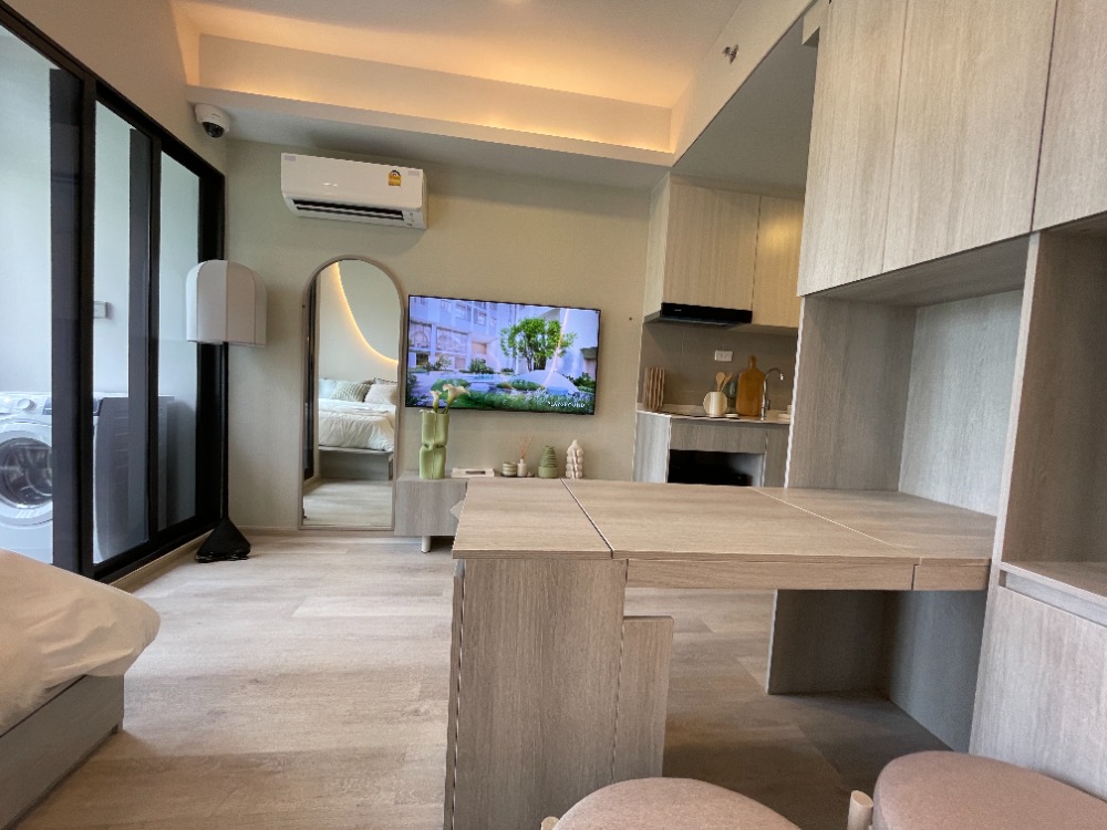For SaleCondoRama9, Petchburi, RCA : Condo for sale, Cobb Ratchada-Rama 9, 4th floor, usable area 24.50 sq m, studio room, 1 bedroom, 1 bathroom, new lifestyle condo, fully furnished room, located in the heart of the business district. Ratchada-Rama 9 area on Thiam Ruam Mit Road, near MRT Cu