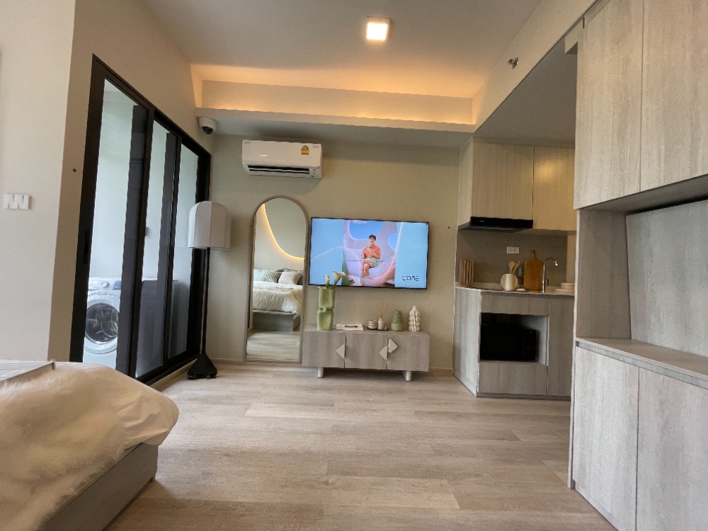 For SaleCondoRama9, Petchburi, RCA : Condo for sale, Cobb Ratchada-Rama 9, 4th floor, usable area 24.50 sq m, studio room, 1 bedroom, 1 bathroom, new lifestyle condo, fully furnished room, located in the heart of the business district. Ratchada-Rama 9 area on Thiam Ruam Mit Road, near MRT Cu