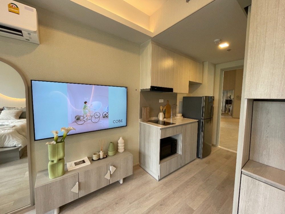 For SaleCondoRama9, Petchburi, RCA : Condo for sale, Cobb Ratchada-Rama 9, 4th floor, usable area 24.50 sq m, studio room, 1 bedroom, 1 bathroom, new lifestyle condo, fully furnished room, located in the heart of the business district. Ratchada-Rama 9 area on Thiam Ruam Mit Road, near MRT Cu