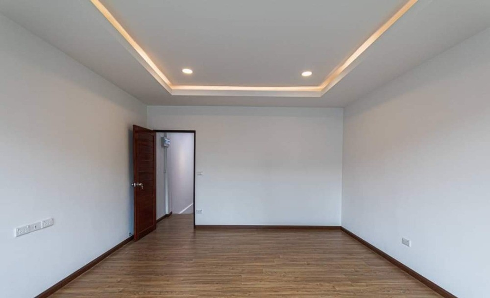 For RentTownhomePinklao, Charansanitwong : Townhouse for rent, 2 bedrooms, 2 bathrooms, Soi Charan 37, near Siriraj Hospital, Central Pinklao Makro Charan.