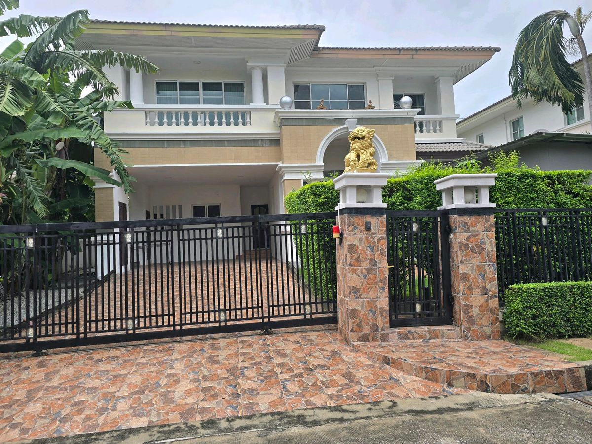 For RentHousePattanakan, Srinakarin : House for rent, 2 floors, 95 square wa. Located on Chalerm Phrakiat Rama 9 Road, near Suan Luang Rama IX, rent 60,000/month.