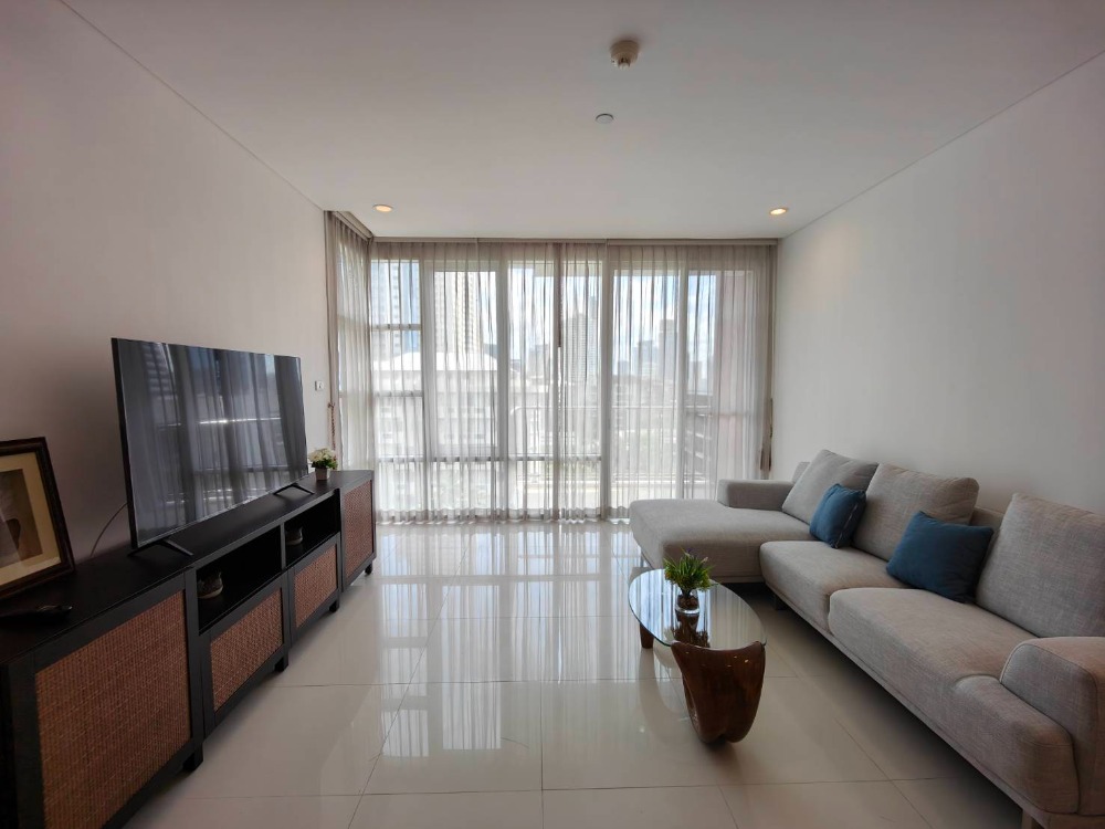 For RentCondoSukhumvit, Asoke, Thonglor : [pet friendly] Fullerton Sukhumvit newly renovated unit near BTS Ekkamai