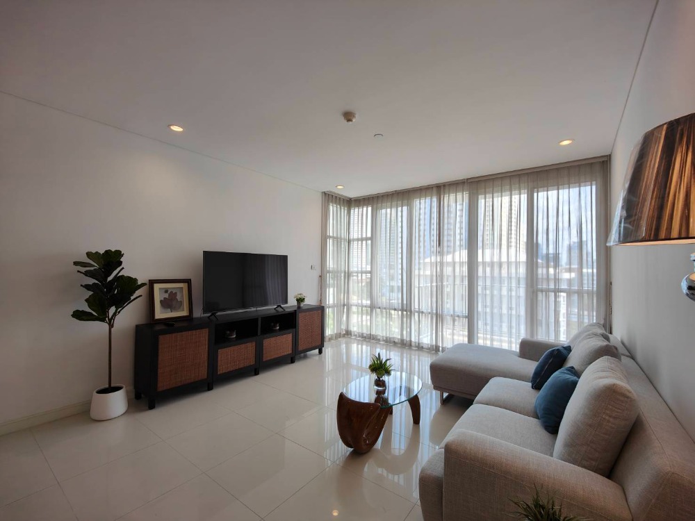 For RentCondoSukhumvit, Asoke, Thonglor : [pet friendly] Fullerton Sukhumvit newly renovated unit near BTS Ekkamai