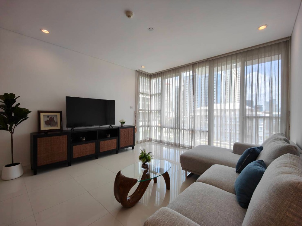 For RentCondoSukhumvit, Asoke, Thonglor : [pet friendly] Fullerton Sukhumvit newly renovated unit near BTS Ekkamai