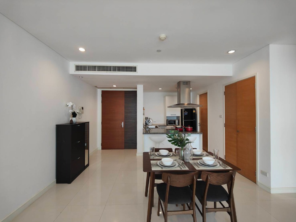 For RentCondoSukhumvit, Asoke, Thonglor : [pet friendly] Fullerton Sukhumvit newly renovated unit near BTS Ekkamai