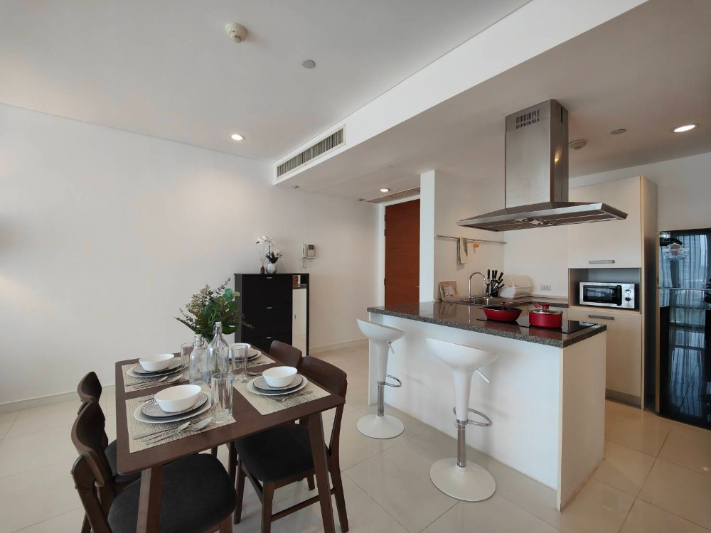 For RentCondoSukhumvit, Asoke, Thonglor : [pet friendly] Fullerton Sukhumvit newly renovated unit near BTS Ekkamai