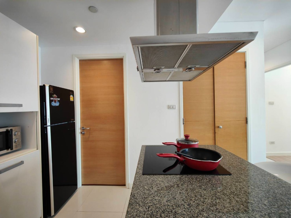For RentCondoSukhumvit, Asoke, Thonglor : [pet friendly] Fullerton Sukhumvit newly renovated unit near BTS Ekkamai