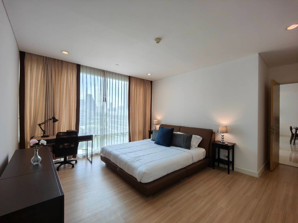 For RentCondoSukhumvit, Asoke, Thonglor : [pet friendly] Fullerton Sukhumvit newly renovated unit near BTS Ekkamai