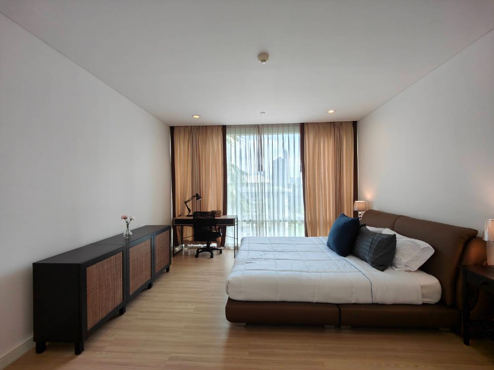 For RentCondoSukhumvit, Asoke, Thonglor : [pet friendly] Fullerton Sukhumvit newly renovated unit near BTS Ekkamai