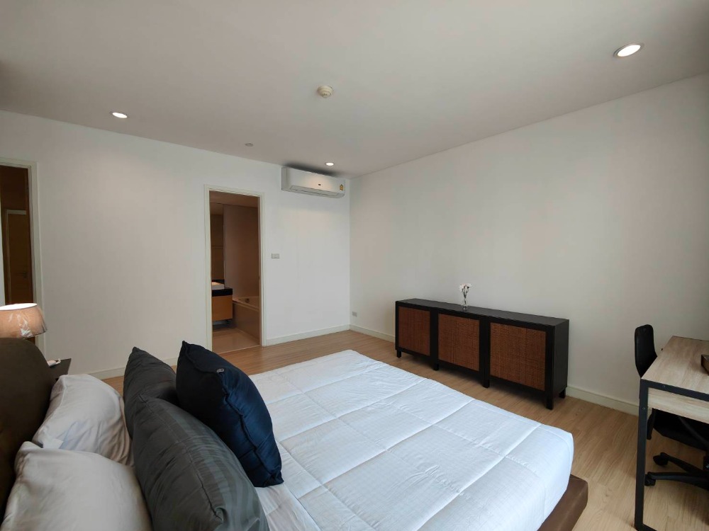 For RentCondoSukhumvit, Asoke, Thonglor : [pet friendly] Fullerton Sukhumvit newly renovated unit near BTS Ekkamai