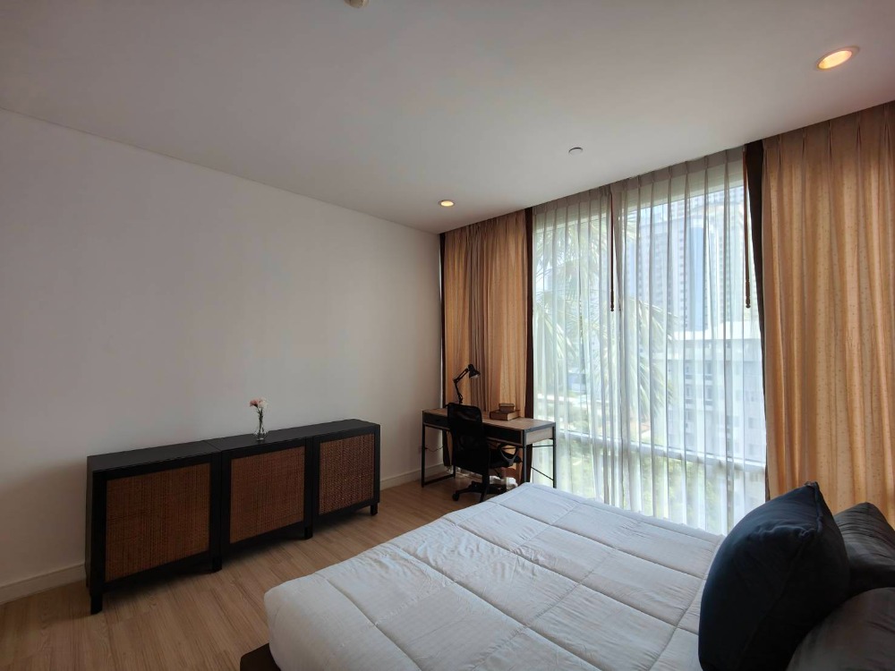 For RentCondoSukhumvit, Asoke, Thonglor : [pet friendly] Fullerton Sukhumvit newly renovated unit near BTS Ekkamai