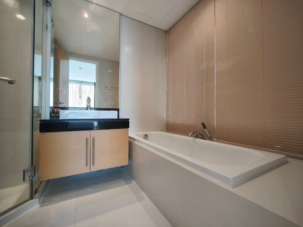 For RentCondoSukhumvit, Asoke, Thonglor : [pet friendly] Fullerton Sukhumvit newly renovated unit near BTS Ekkamai