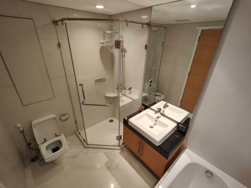 For RentCondoSukhumvit, Asoke, Thonglor : [pet friendly] Fullerton Sukhumvit newly renovated unit near BTS Ekkamai