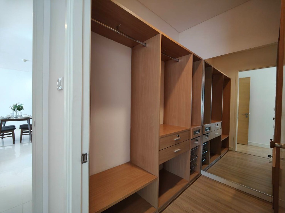 For RentCondoSukhumvit, Asoke, Thonglor : [pet friendly] Fullerton Sukhumvit newly renovated unit near BTS Ekkamai