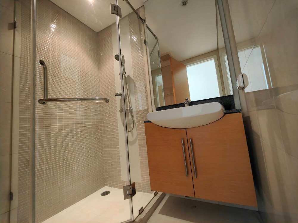 For RentCondoSukhumvit, Asoke, Thonglor : [pet friendly] Fullerton Sukhumvit newly renovated unit near BTS Ekkamai