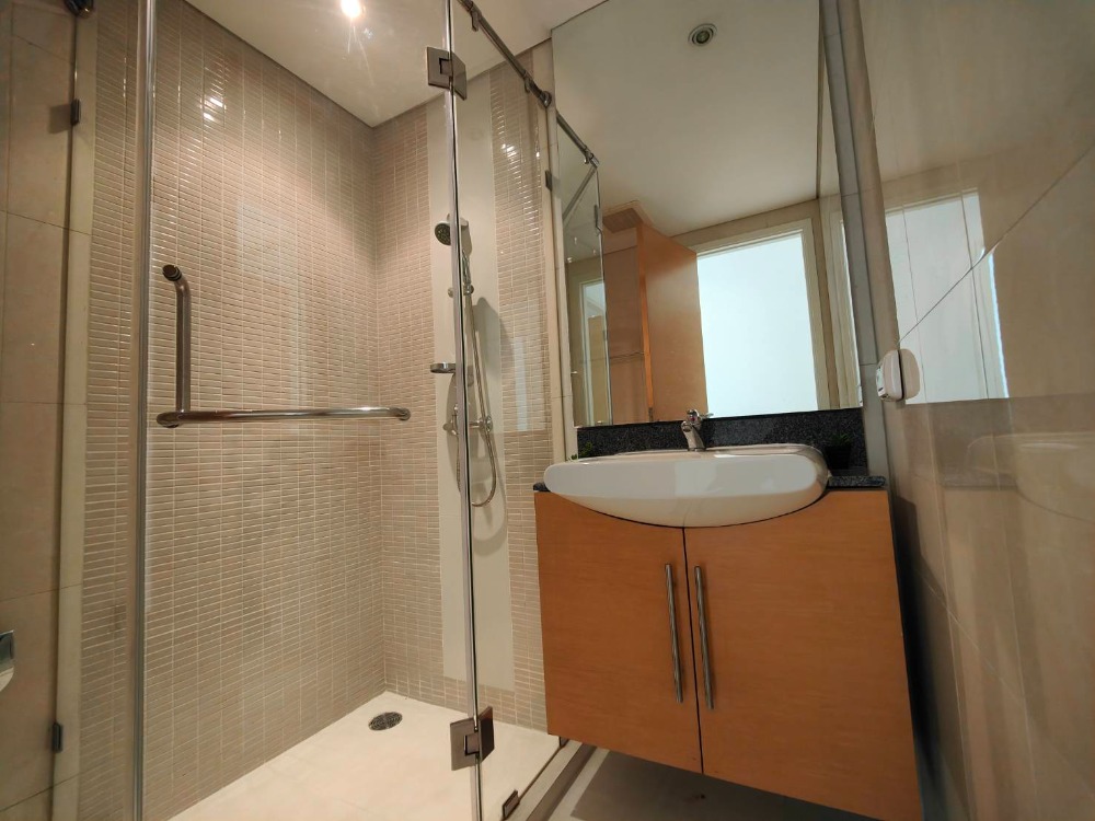 For RentCondoSukhumvit, Asoke, Thonglor : [pet friendly] Fullerton Sukhumvit newly renovated unit near BTS Ekkamai