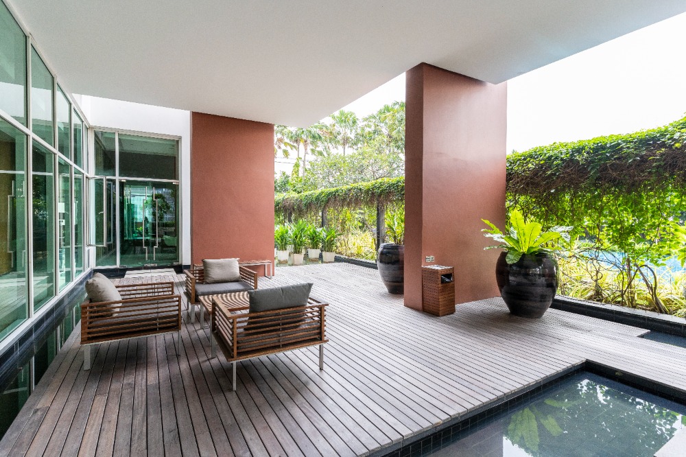 For RentCondoSukhumvit, Asoke, Thonglor : [pet friendly] Fullerton Sukhumvit newly renovated unit near BTS Ekkamai