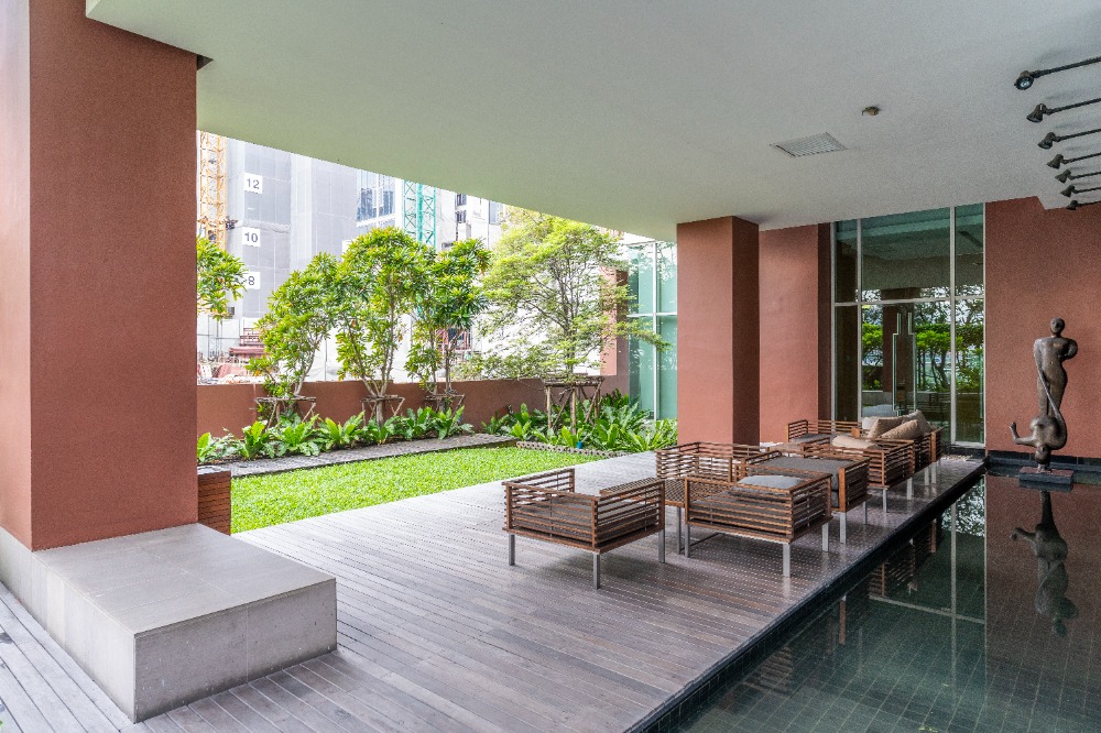 For RentCondoSukhumvit, Asoke, Thonglor : [pet friendly] Fullerton Sukhumvit newly renovated unit near BTS Ekkamai