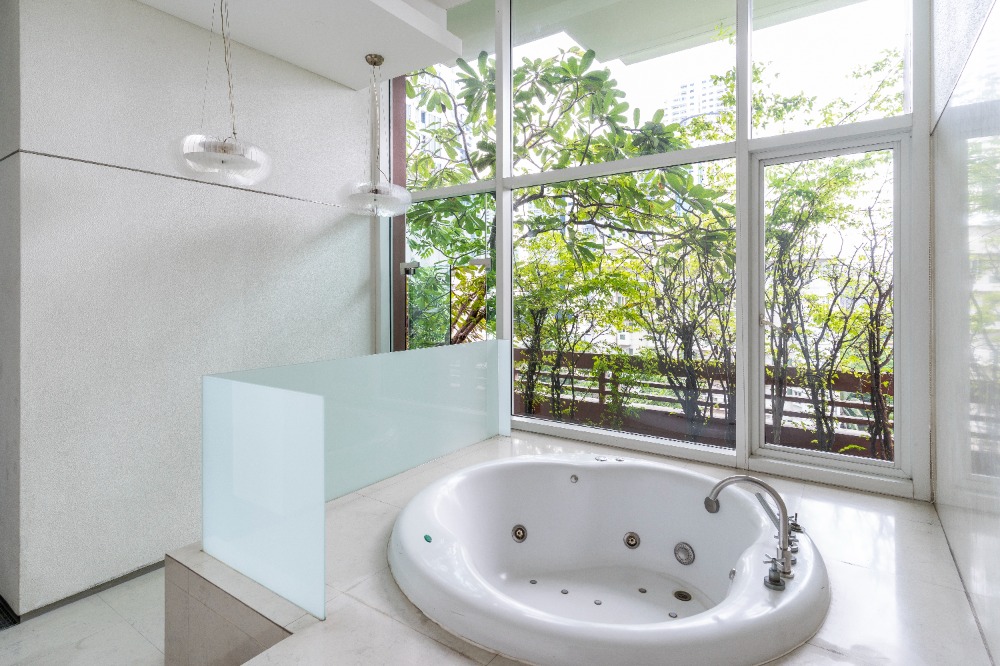 For RentCondoSukhumvit, Asoke, Thonglor : [pet friendly] Fullerton Sukhumvit newly renovated unit near BTS Ekkamai