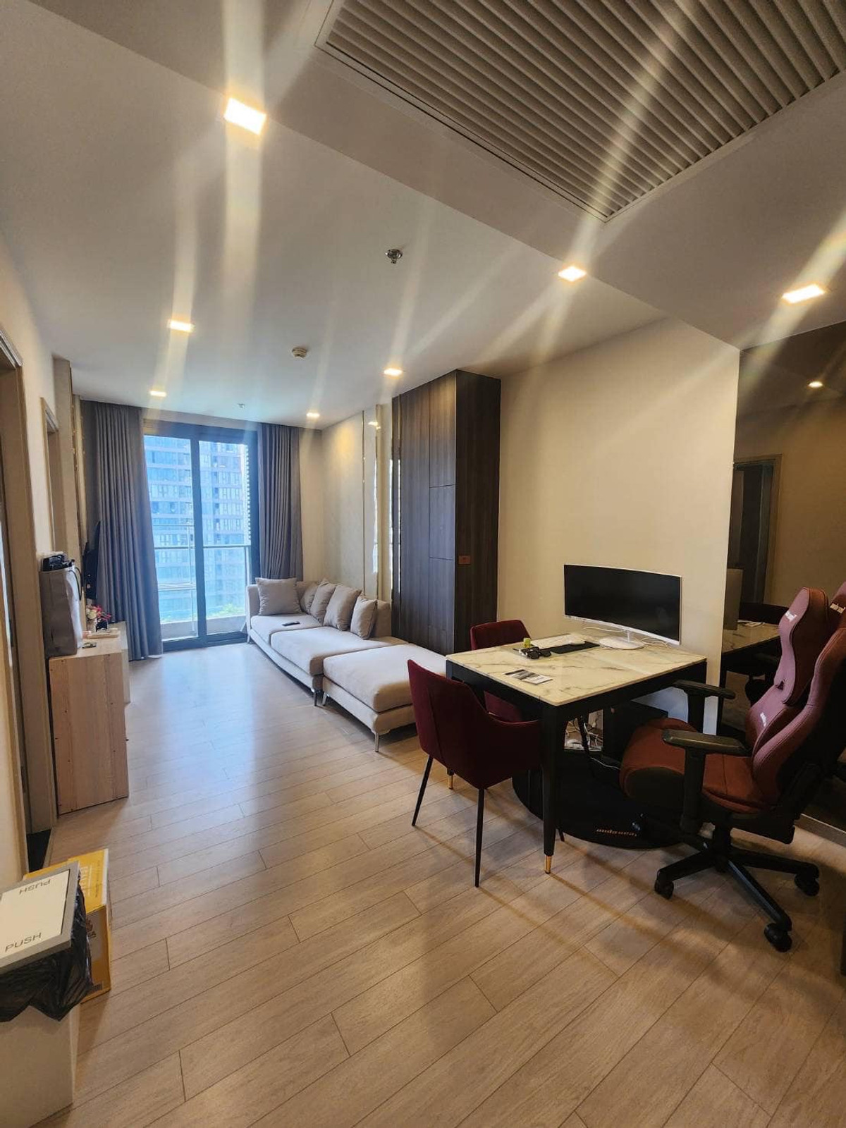 ให้เช่าคอนโดพระราม 9 เพชรบุรีตัดใหม่ RCA : One9Five ขนาด 44 sqm.  ชั้น 14 เฟอร์นิเจอร์และเครื่องใช้ไฟฟ้าครบชุด มีที่เก็บของในทุกฟังค์ชั่นเฟอร์นิเจอร์ ตกแต่งเต็มแนว Modern Luxury 