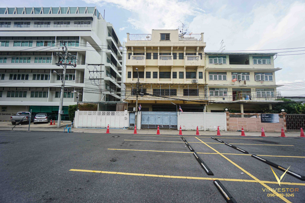 For SaleShop HouseSathorn, Narathiwat : Shophouse for sale, 4 floors + rooftop, Soi Chan 28, suitable for an office, office, or residence.