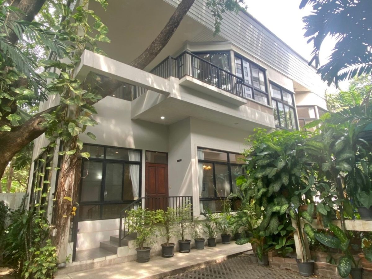 For RentHouseSukhumvit, Asoke, Thonglor : Pool Villa project house for rent at Sukhumvit 38 Near BTS Thonglor. 800 meters Fully furnished