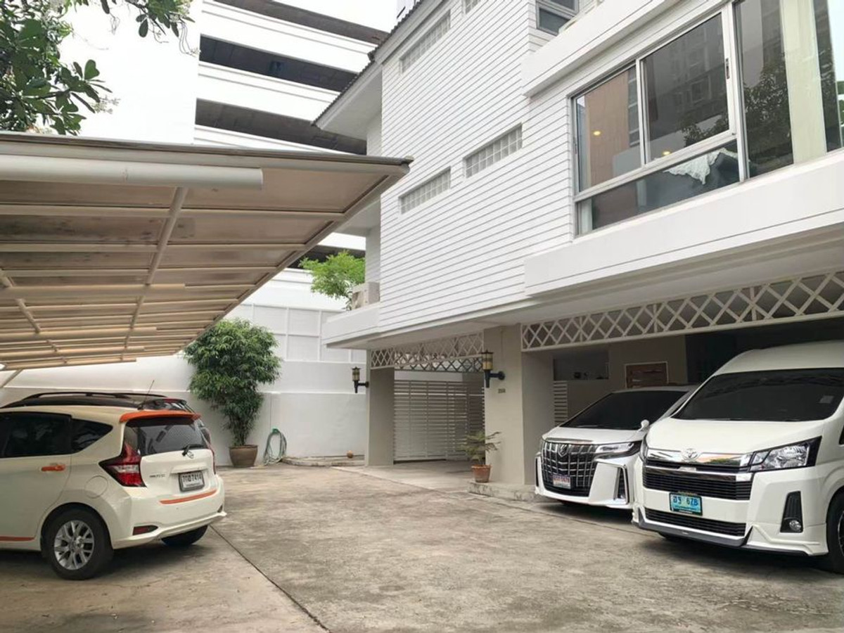 ให้เช่าบ้านสุขุมวิท อโศก ทองหล่อ : 3 story House for rent at Sukhumvit 24 Near Emporium Shoppingmall