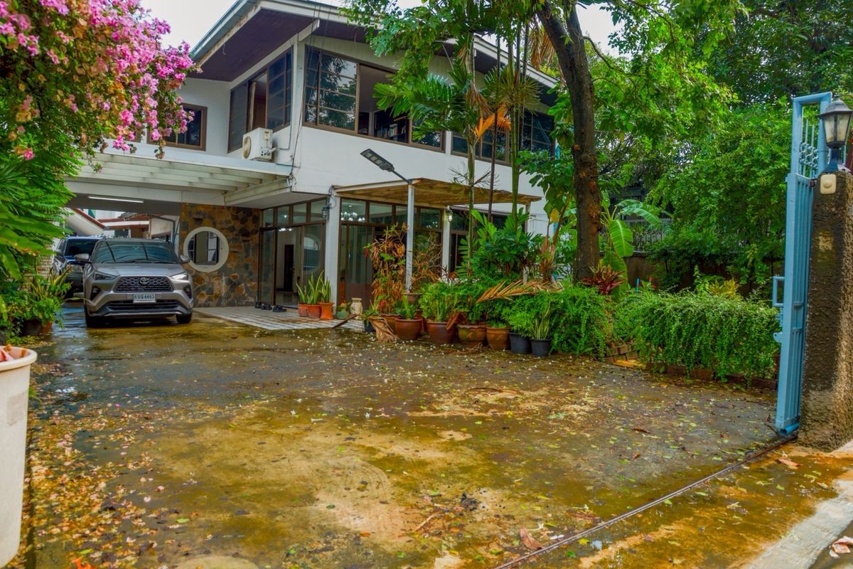 For SaleHouseChokchai 4, Ladprao 71, Ladprao 48, : Single house for sale, Lat Phrao 60, only 500 m. BTS Chokchai 4, near Chalong Rat Expressway, Ratchada - Lat Phrao intersection, size 104 sq m, 3 bedrooms, 3 bathrooms, price 14.9 million, interested 097 - 465 5644 T.C HOME