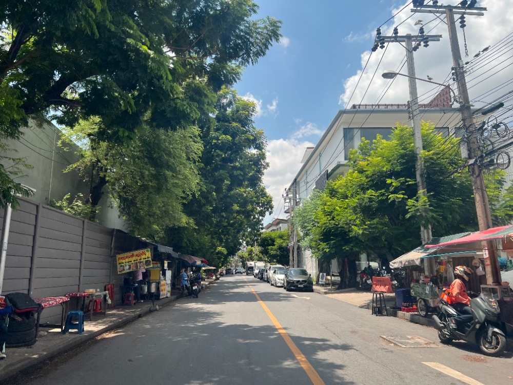 For SaleLandRamkhamhaeng, Hua Mak : For sale cheap!! Land with buildings, Soi Thararom, Ramkhamhaeng Soi 9, area 1-2-0 rai.