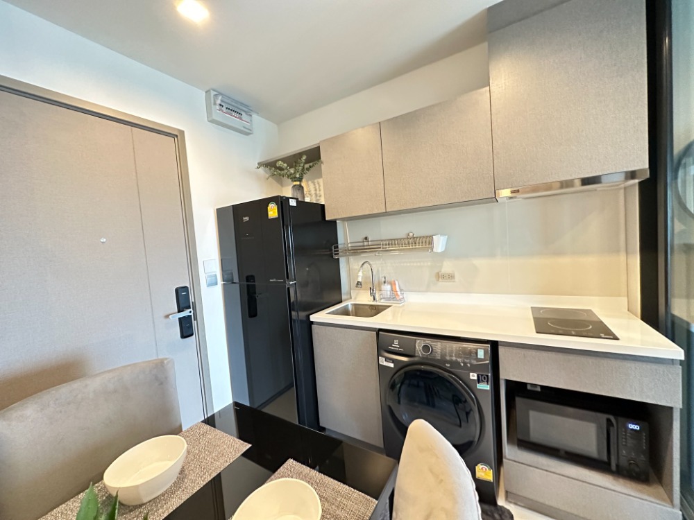 For RentCondoRama9, Petchburi, RCA : New room for rent, Life Asoke Hype, 1 bedroom, very beautiful view, complete with furniture and electrical appliances.