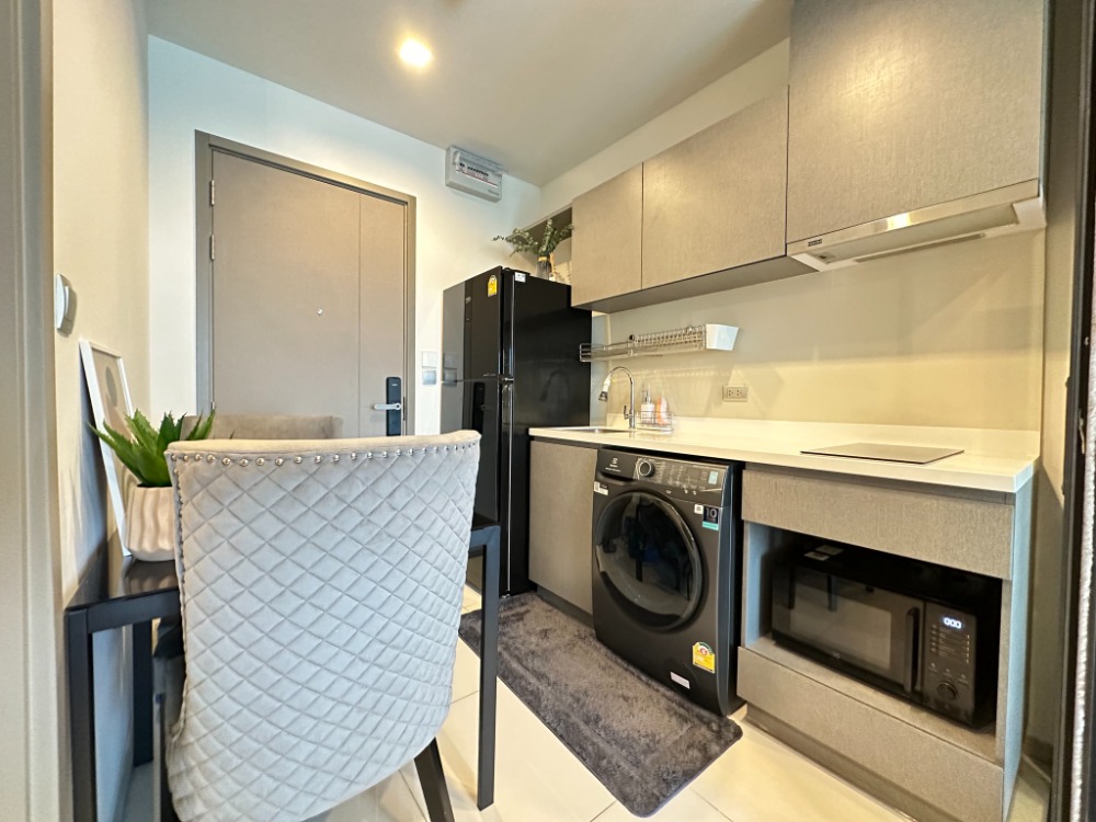 For RentCondoRama9, Petchburi, RCA : New room for rent, Life Asoke Hype, 1 bedroom, very beautiful view, complete with furniture and electrical appliances.