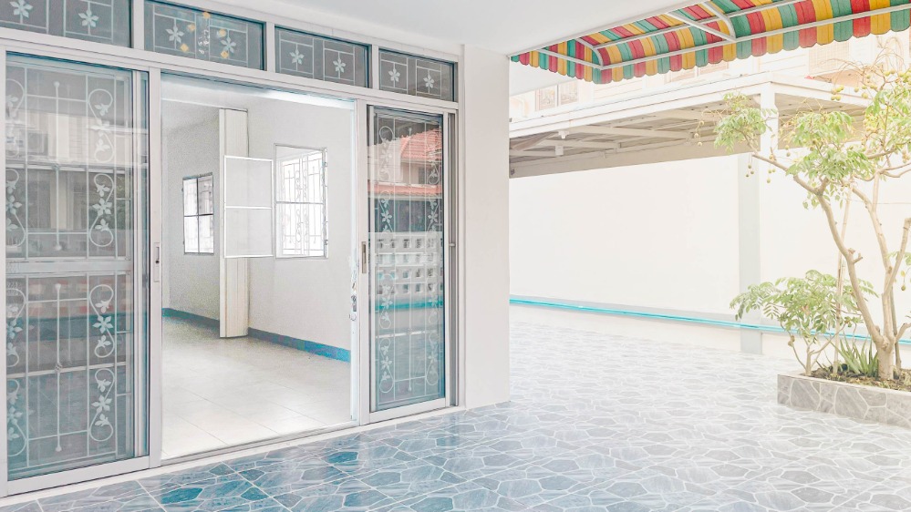 ขายบ้านปทุมธานี รังสิต ธรรมศาสตร์ : H0209😍 For SELL ขาย 2 ชั้น🚪3 ห้องนอน🚄ใกล้ ฟิวเจอร์ พาร์ค รังสิต🏢หมู่บ้าน พฤกษา D Pruksa Village D🔔พื้นที่บ้าน:36.80ตร.วา🔔พื้นที่ใช้สอย:150ตร.ม.💲ขาย:2,590,000฿ 📞O65-9423251,099-5919653✅LineID:@sureresidence