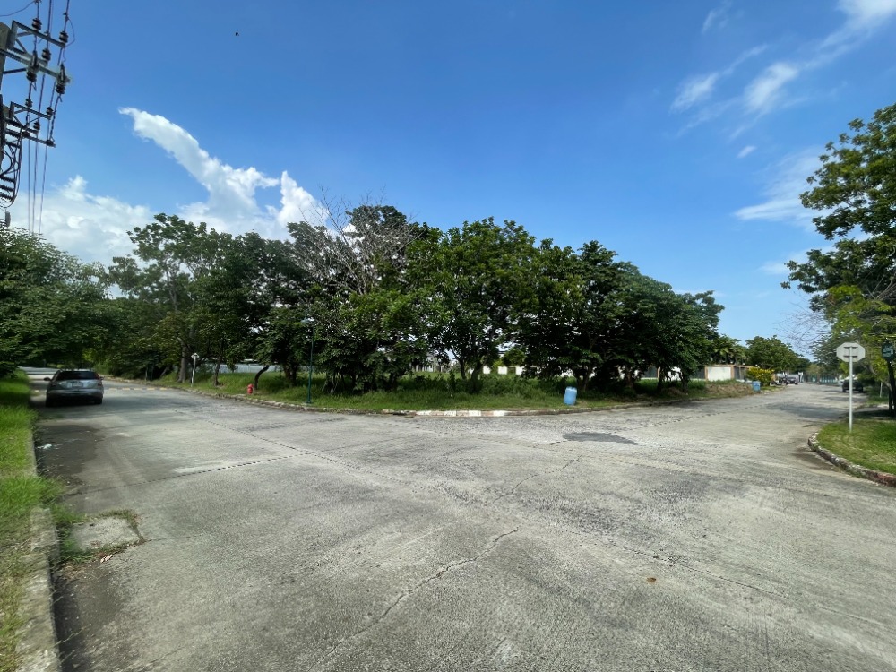 For SaleLandBangna, Bearing, Lasalle : Land for sale, Green Valley Village, Bangna KM 15, near Suvarnabhumi Airport. Spacious central area There is a golf course in the village.