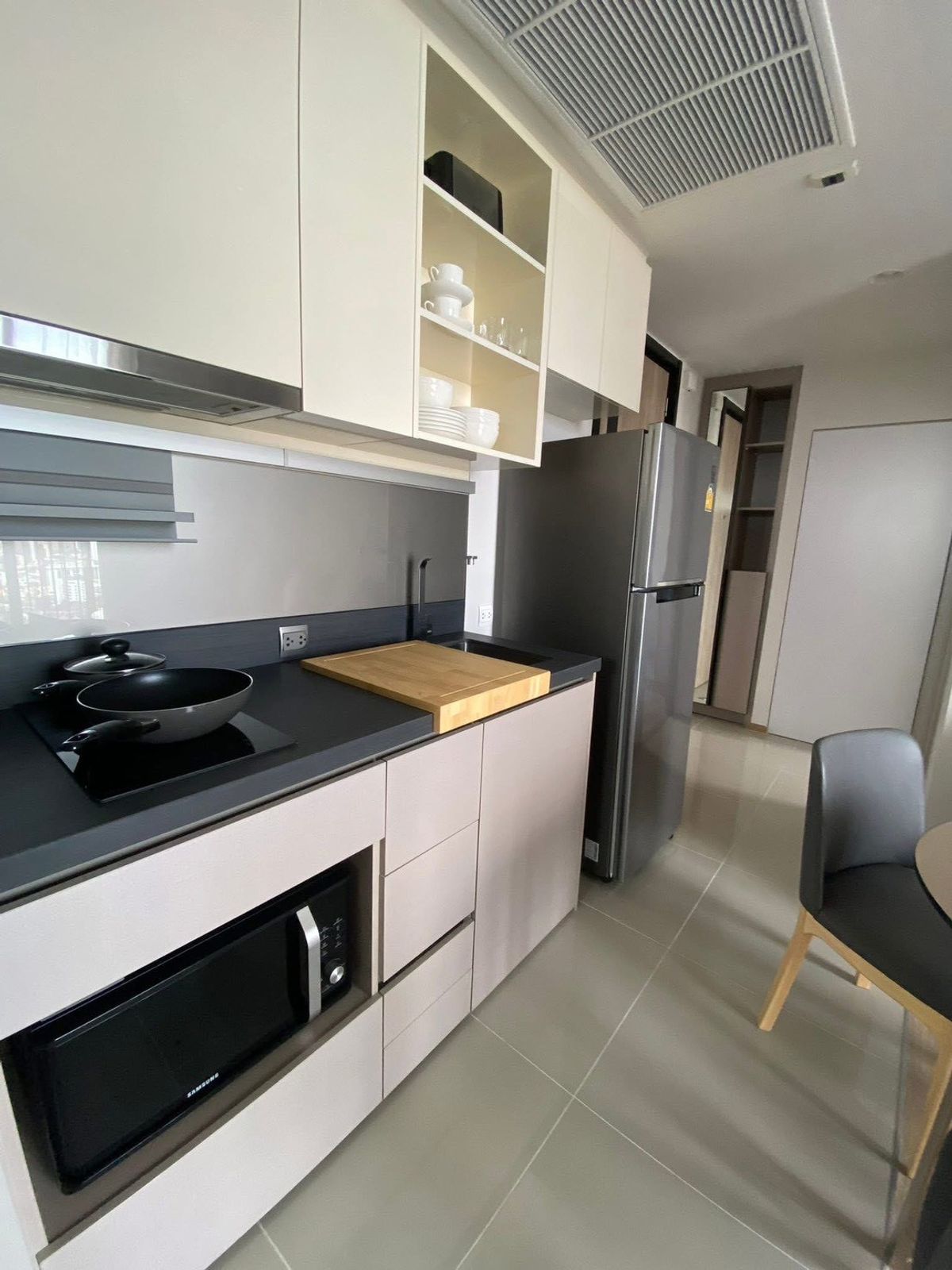 For RentCondoSukhumvit, Asoke, Thonglor : Oka- Huas♦ Size 41 sq m, 32nd floor ♦ 2 bedroom, 1bathroom,shuttle van to BTS Thonglor ♦ Beautiful built-in, fully furnished, ready to move in, very new room ♦ Convenient transportation