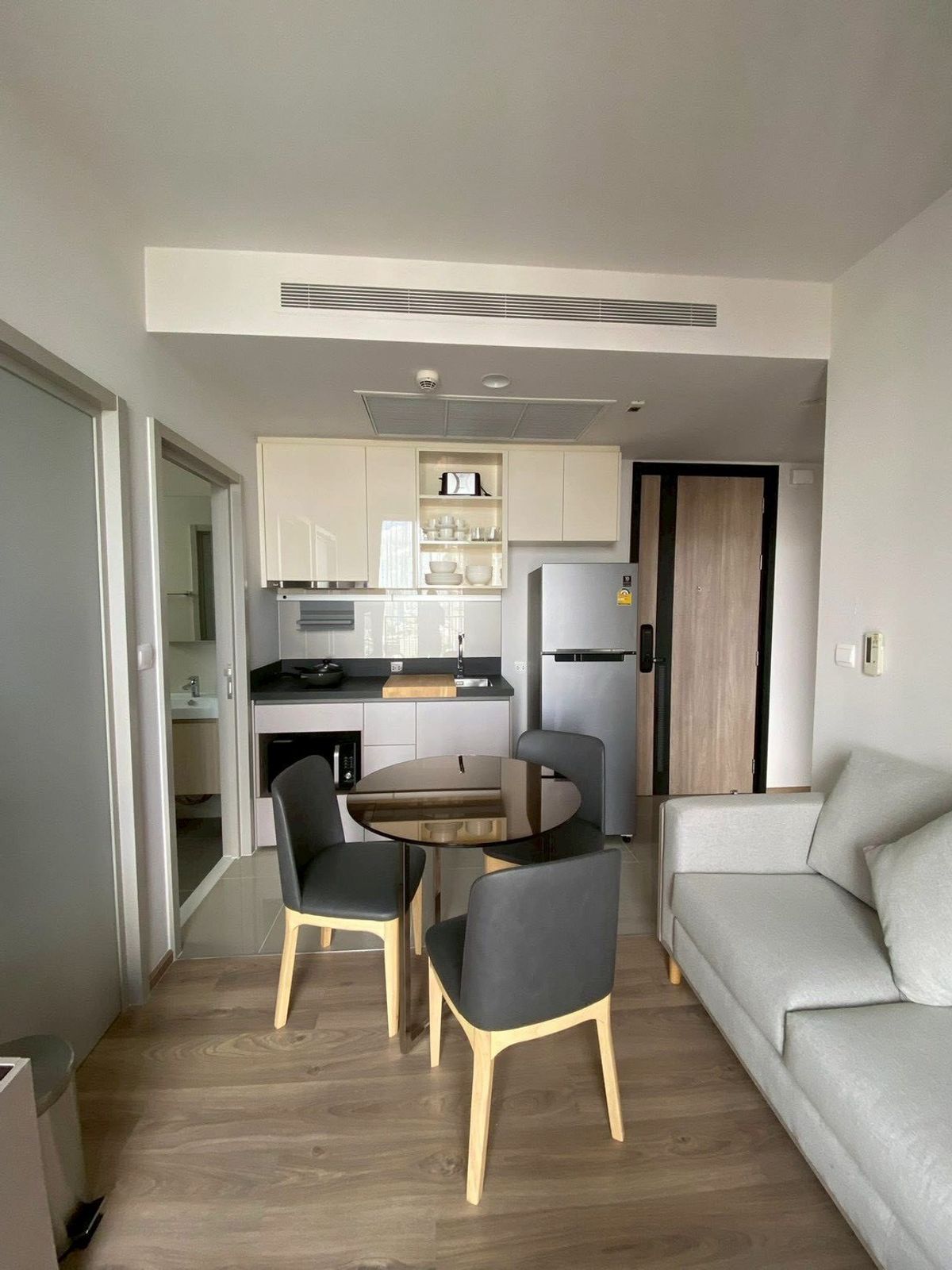 For RentCondoSukhumvit, Asoke, Thonglor : Oka- Huas♦ Size 41 sq m, 32nd floor ♦ 2 bedroom, 1bathroom,shuttle van to BTS Thonglor ♦ Beautiful built-in, fully furnished, ready to move in, very new room ♦ Convenient transportation