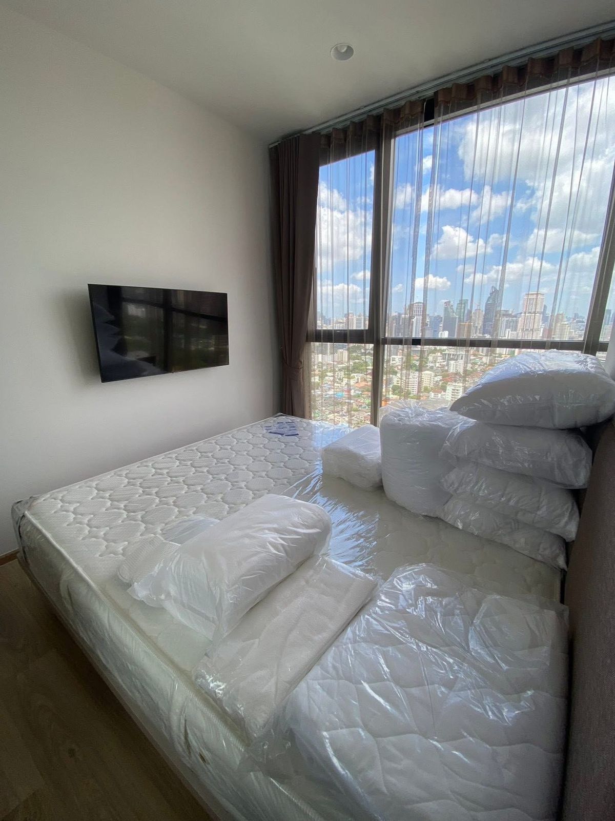 For RentCondoSukhumvit, Asoke, Thonglor : Oka- Huas♦ Size 41 sq m, 32nd floor ♦ 2 bedroom, 1bathroom,shuttle van to BTS Thonglor ♦ Beautiful built-in, fully furnished, ready to move in, very new room ♦ Convenient transportation