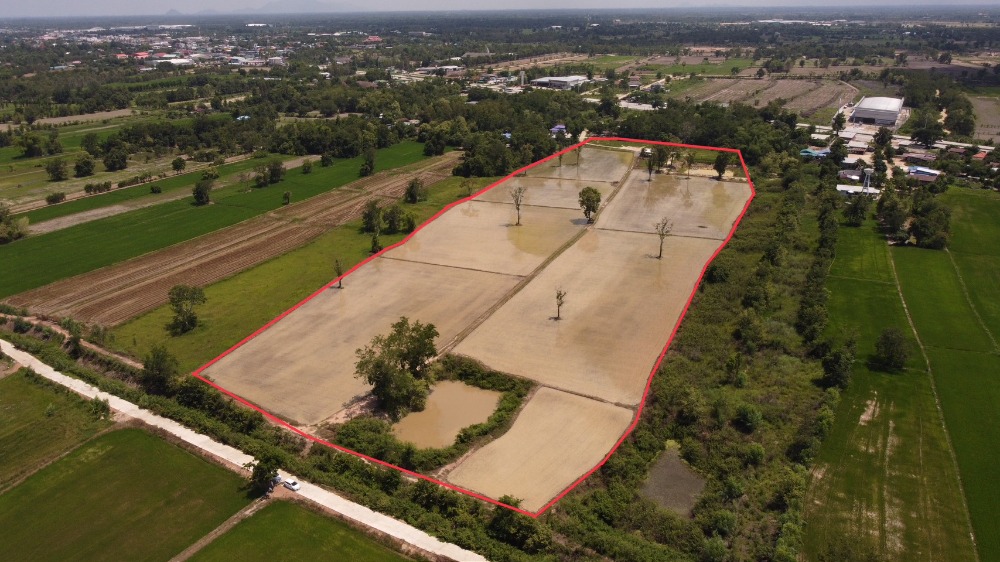 For SaleLandKamphaeng Phet : Urgent sale! Land in Salok Bat Subdistrict, Kamphaeng Phet Province, has a concrete road cutting through it. Adjacent to the main road of Asia No. 2 between Nakhon Sawan and Kamphaeng Phet provinces, suitable for housing estates. Or investors who want to 